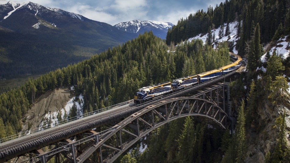 Rocky Mountaineer travelling over Stoney Creek Bridge