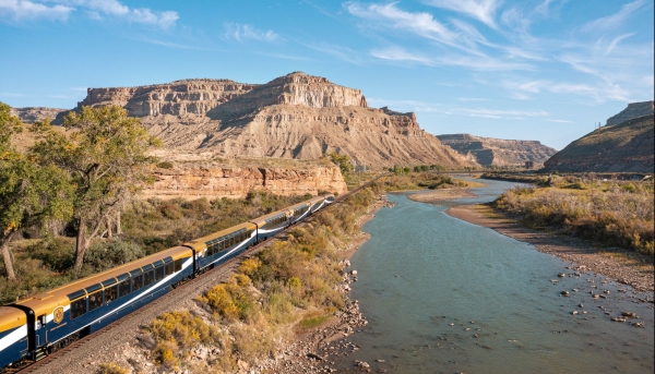 Rocky Mountaineer SilverLeaf Coaches.