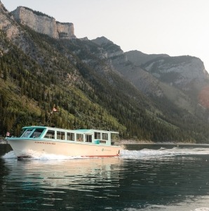 Boat cruise on Lake Minnewanka